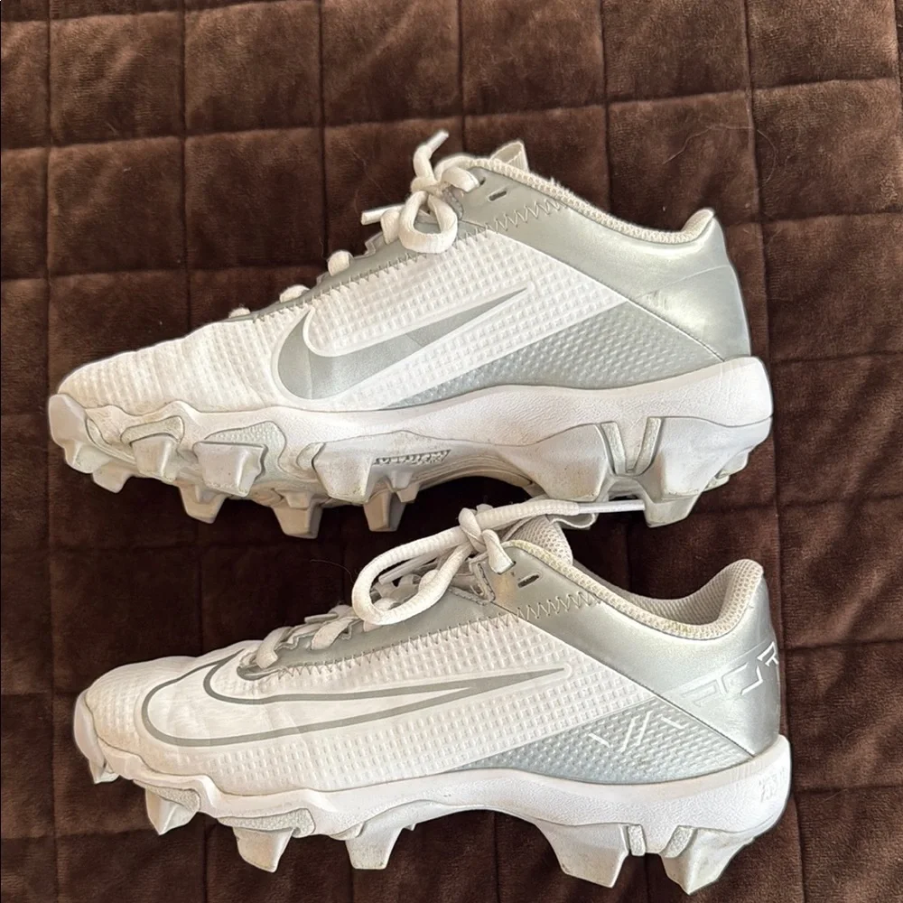 Nike youth White and Gray Vapor Cleats size 1
